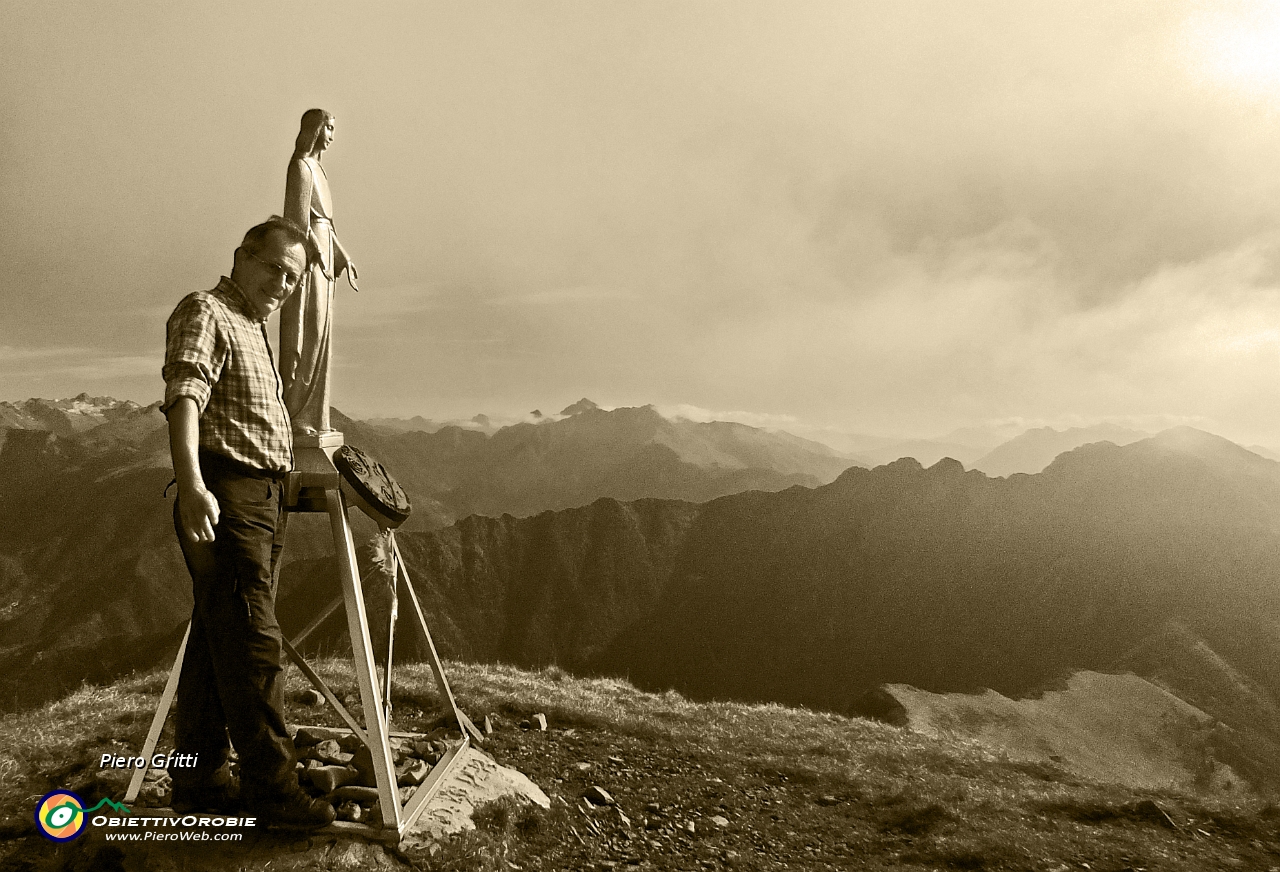 38 Alla Madonnina del Baciamorti con vista sulla cresta di salita.JPG
